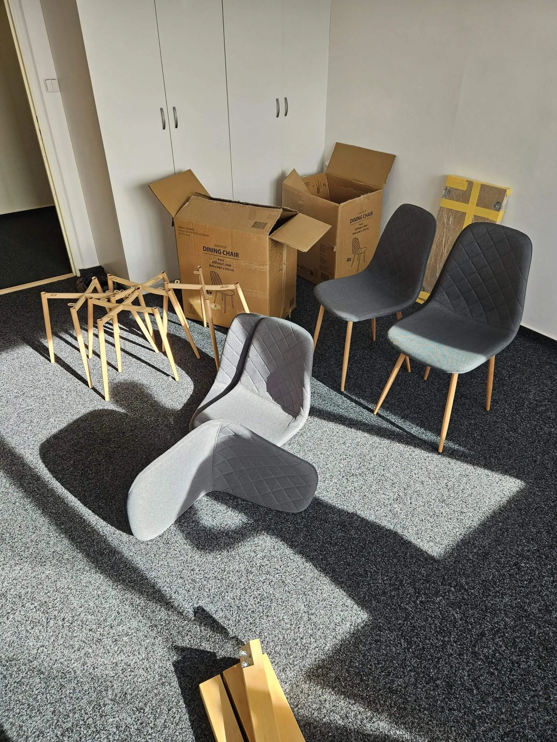 Paní chtěla složit stůl do kanceláře